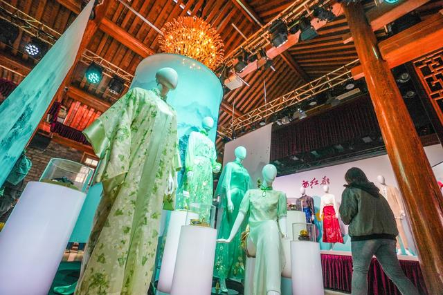 红都翠影艺术展亮相南新仓百年服装老字号要追新