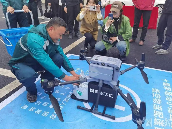湖北首条低空物流配送路线首飞|无人机|邮政|湖北省_新浪新闻