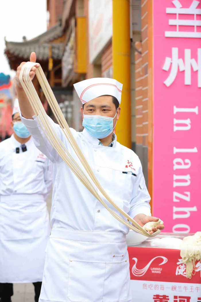 甘快看麻辣烫兄弟牛大碗来给你助威了兰州美食走进天水举行推介活动