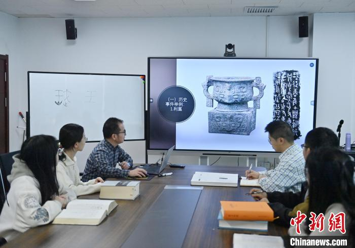 何景成师从吉林大学吴振武教授(于省吾学生)学习古文字学,发表过大量
