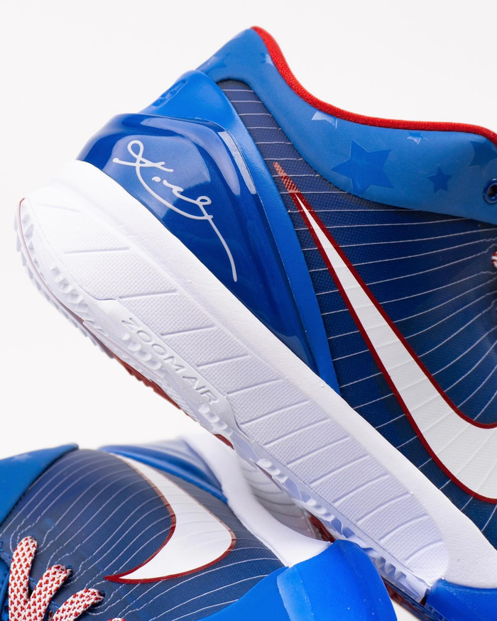 2009 年的装扮,蓝白红的装扮也颇有 76 人的气质,鞋垫上呈现了科比