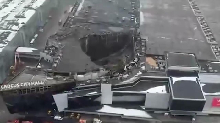 航拍莫斯科音乐厅遭恐袭后画面屋顶坍塌露大洞舞台一片废墟