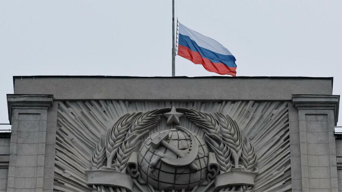 俄全国哀悼日克里姆林宫降半旗为恐袭遇难者致哀民众献花悼念