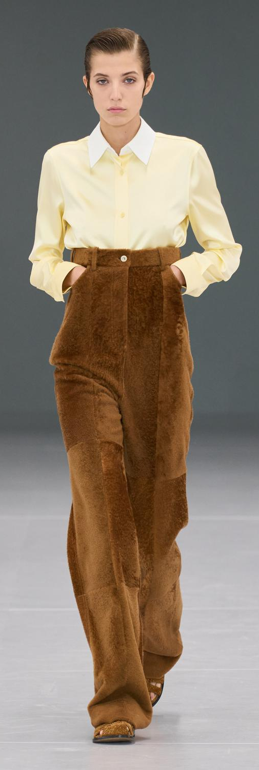 loewe 2024春夏秀场,超高腰裤,粗线毛衣,复古针织衫等爷爷衣橱常见单