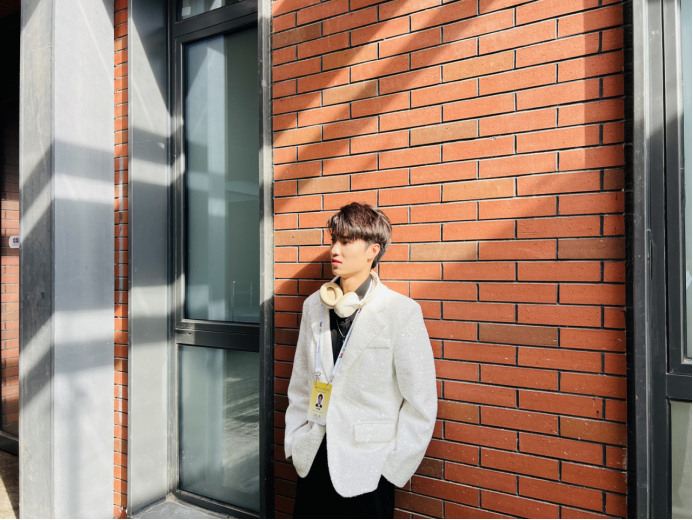 图为陈伟鹏参加 "世界青年发展论坛"并担任节目主唱.