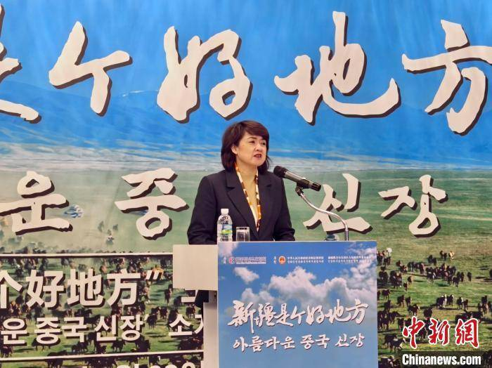 图为新疆维吾尔自治区外办副主任穆巴拉克·木盖提致辞.