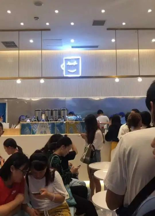 王俊凯父母奶茶店生意火爆!