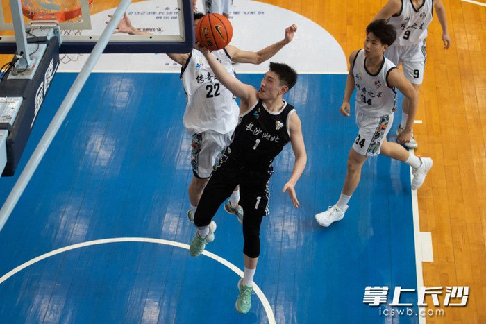 地质中学男篮代表的传奇之星队74比71险胜明德中学男篮代表的长沙湘北
