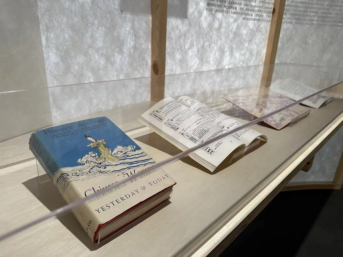 “覆写上海”展览现场，图为爱诗客关于中国女性的著作等。