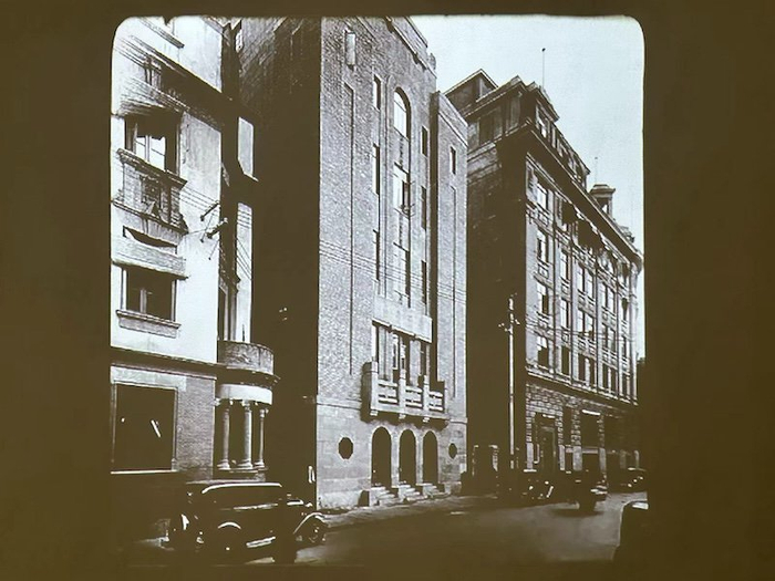 历史上的亚洲文会大楼图片，在外滩美术馆3楼以幻灯片的形式播放。