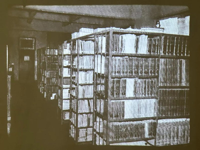 历史上的亚洲文会大楼图片，在外滩美术馆3楼以幻灯片的形式播放。