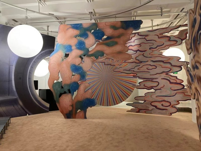 位于美术馆二楼，“讲———堂”项目中黄汉明的装置作品《上海科幻戏曲的舞台布景设计》