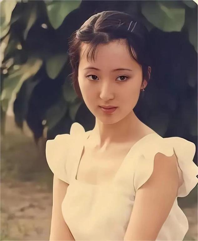 在成功入选《红楼梦》女一号林黛玉的扮演者后,在剧组陈晓旭经过三年