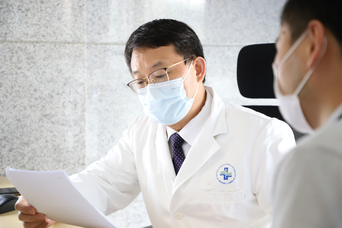 国家感染性疾病临床医学研究中心主任、深圳市第三人民医院院长卢洪洲在门诊中。图源/受访者提供