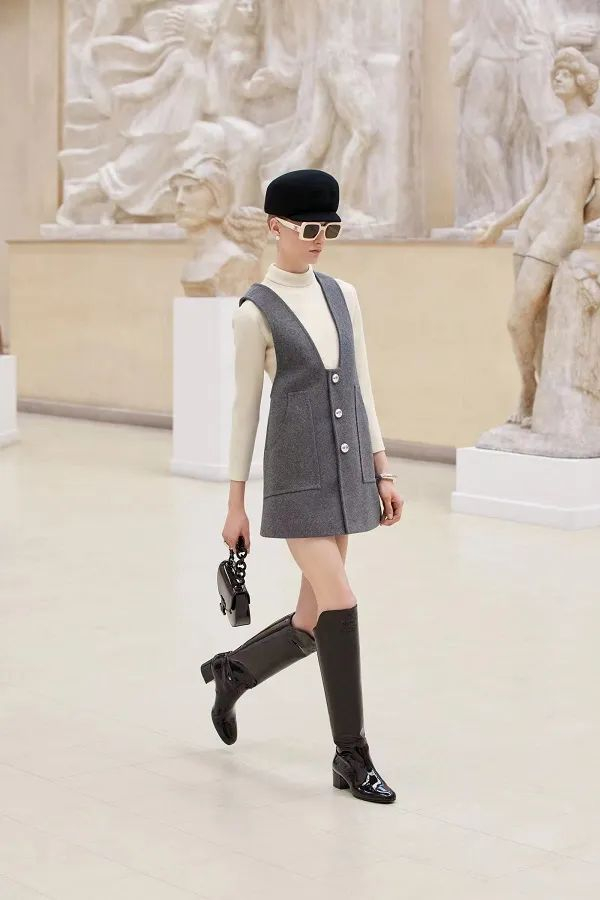 2024冬季女装系列celine 21triomphe4每一件珠宝均以手工悉心打磨,令