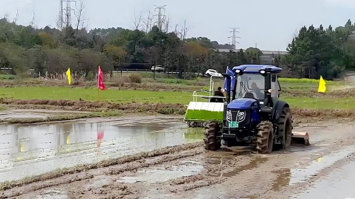 大型机械不适用,农民十分需要适用于山地丘陵和水田作业的先进农机