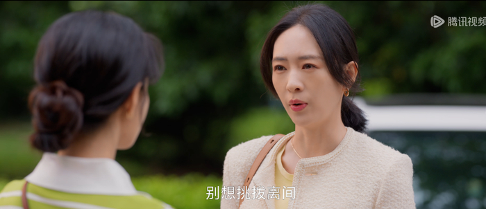 后有发现收到匿名曝光短信,丢下生病发烧的女儿,开车去查岗.
