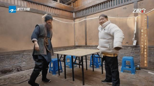 土匪装扮看到许君聪更是玩心大起两人重现了之前的搞笑撒娇这样的反差