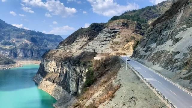 蓝天白云晴空万里下的南川区头渡镇金山湖