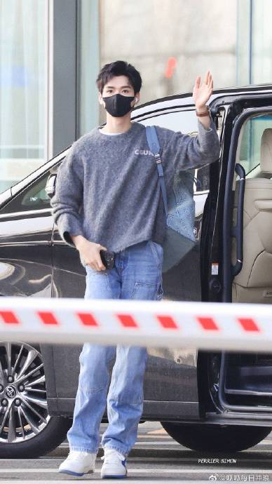 龚俊机场,好清爽!这身很男大吧?|龚俊_新浪新闻