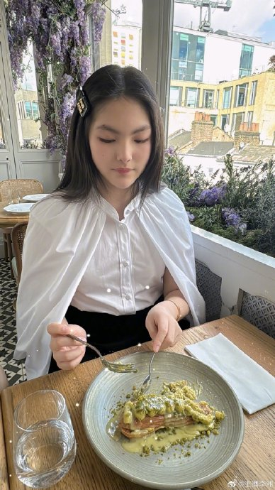 angela在照片中展现出了她的自信和魅力…|李湘|王诗龄|angela_新浪