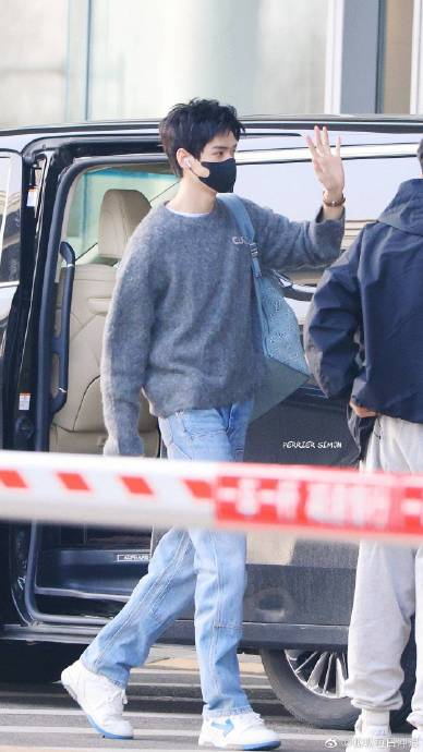 龚俊机场,好清爽!这身很男大吧?|龚俊_新浪新闻