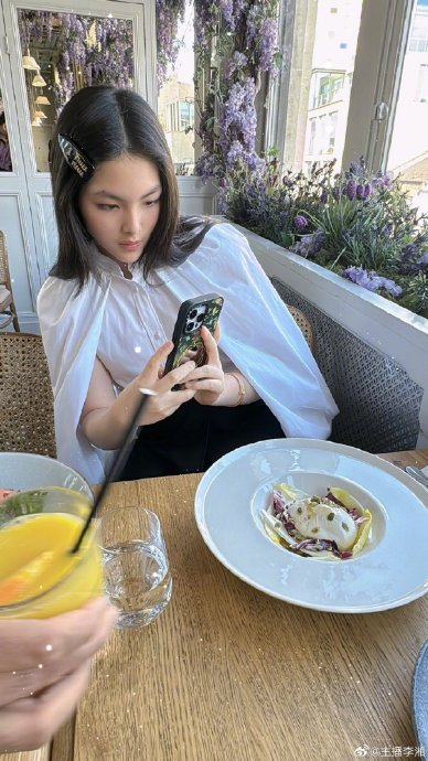 angela在照片中展现出了她的自信和魅力…|李湘|王诗龄|angela_新浪