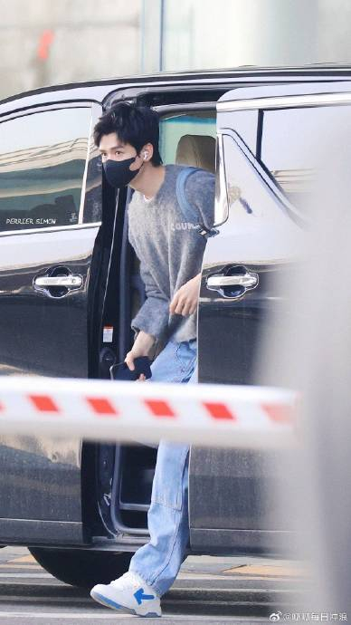 龚俊机场,好清爽!这身很男大吧?|龚俊_新浪新闻