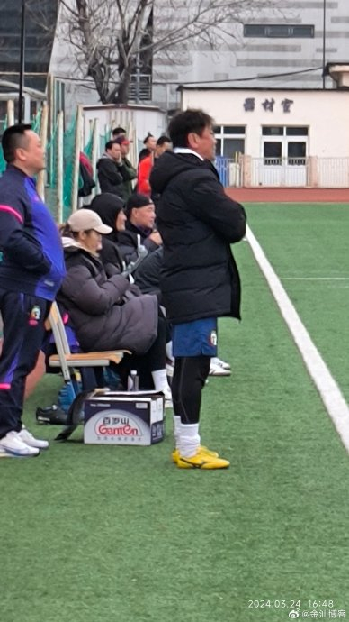 北京球迷看中国明星足球队比赛忆高峰的高光年华|足球