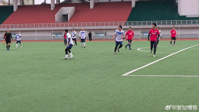 北京球迷看中国明星足球队比赛忆高峰的高光年华|足球