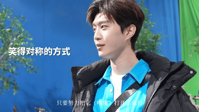 八颗牙77笑眼缺一不可 后面还说了一段韩语|范丞丞_新浪新闻