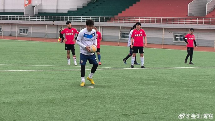 北京球迷看中国明星足球队比赛忆高峰的高光年华|足球