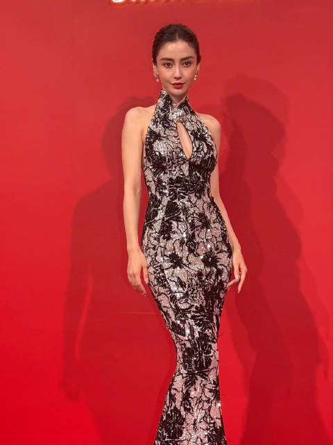 angelababy杨颖以璀璨新中式旗袍造型亮相上海时装周le