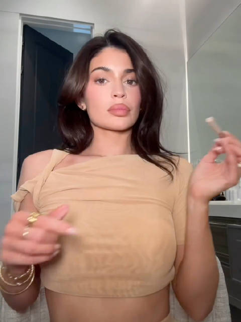 kyliejenner欢乐周日ig更新展示kyliecosmetics化妆风采