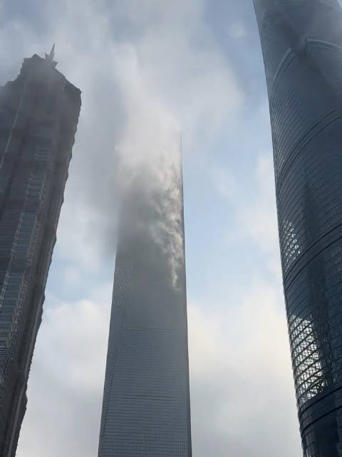 上海陆家嘴三大神器之一开瓶器变身巨型魔棒奇观