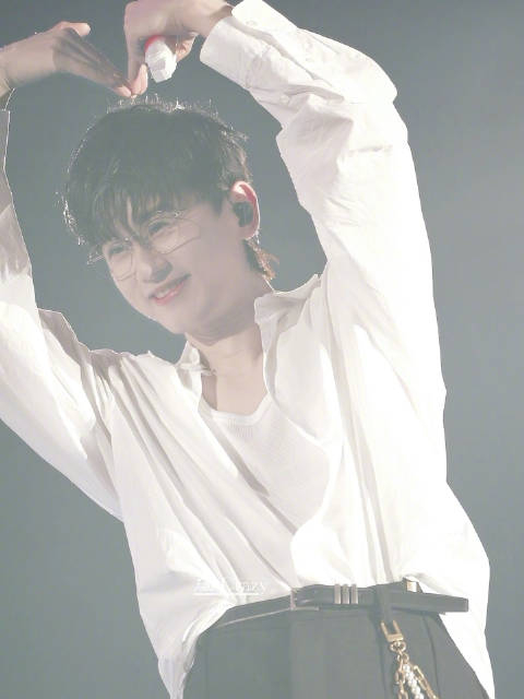 速来接收眼镜杰哥张杰向你发射的爱心这是谁家的歌手大人也太甜了吧