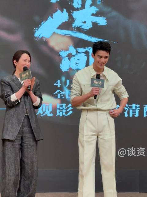 吴磊成都路演现场用四川话和大家打招呼大家好