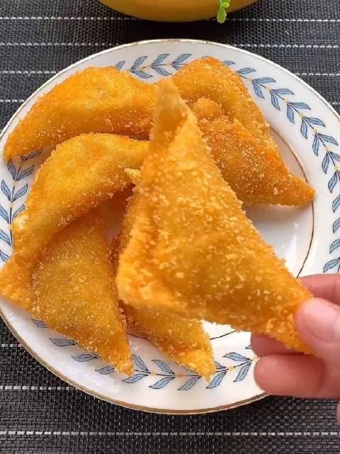 怎么能不做各种好吃的给小孩呢香蕉派走起酥酥脆脆一口一个停不下来