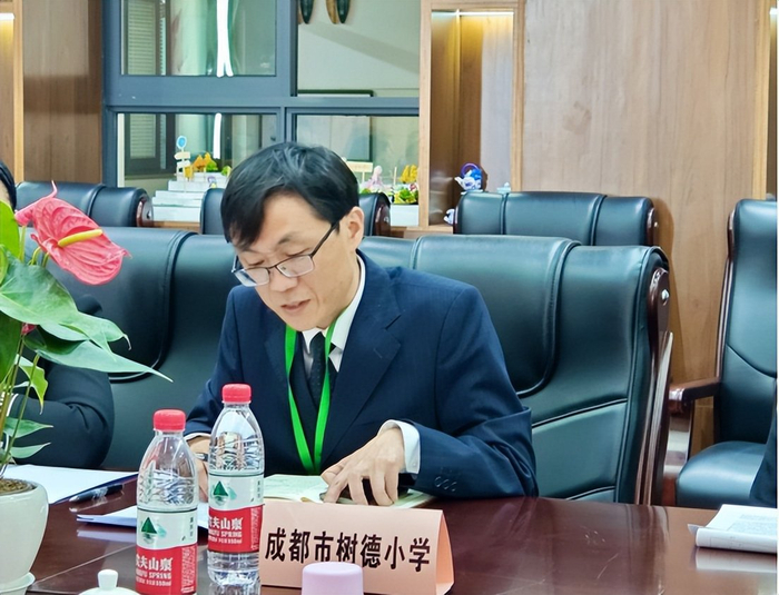 会上,成都市双林小学副校长王晓妮宣读了《2023-2024学年度下期教育