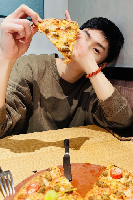 挡脸都依旧帅气 不过远哥什么时候发个正脸自拍啊(九宫格的那种 ) cr