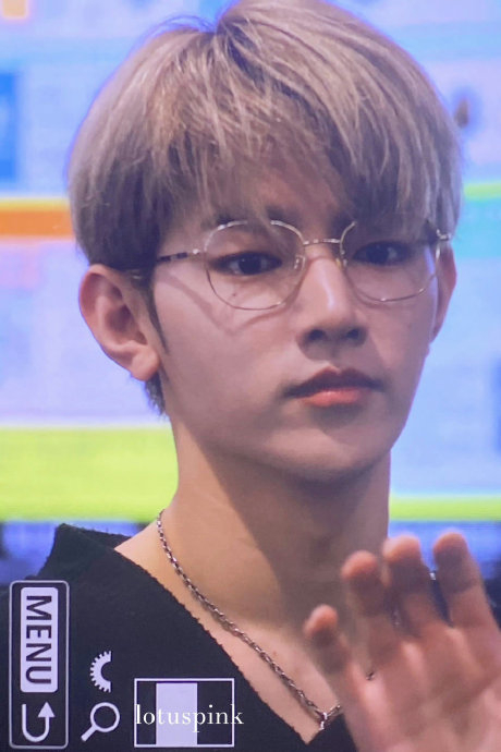 章昊今日份机场出发 金发顺毛 眼镜造型帅气可爱 起落平安_新浪新闻