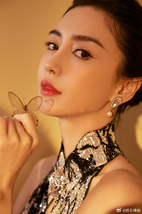 angelababy今晚一身新中式礼裙亮相上海时装周…|angelababy_新浪新闻