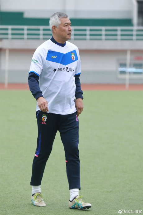 北京球迷看中国明星足球队比赛忆高峰的高光年华|足球