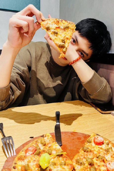 挡脸都依旧帅气 不过远哥什么时候发个正脸自拍啊(九宫格的那种 ) cr