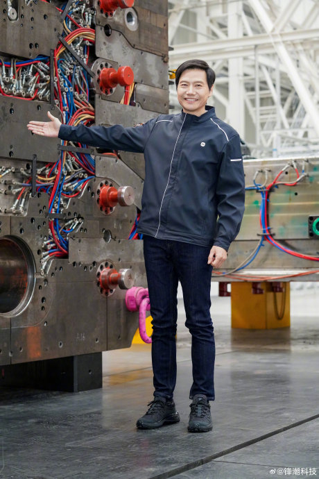 雷军在小米汽车工厂大压铸模具边上的照片好帅另外这件小米工服火了