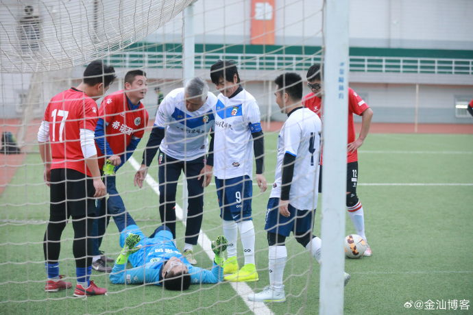 北京球迷看中国明星足球队比赛忆高峰的高光年华|足球