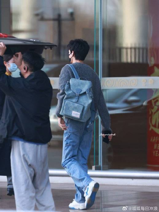 龚俊机场,好清爽!这身很男大吧?|龚俊_新浪新闻