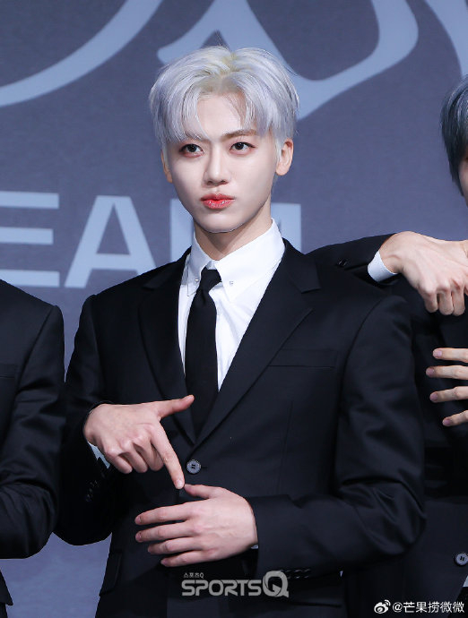 罗渽民|黑色西装_新浪新闻