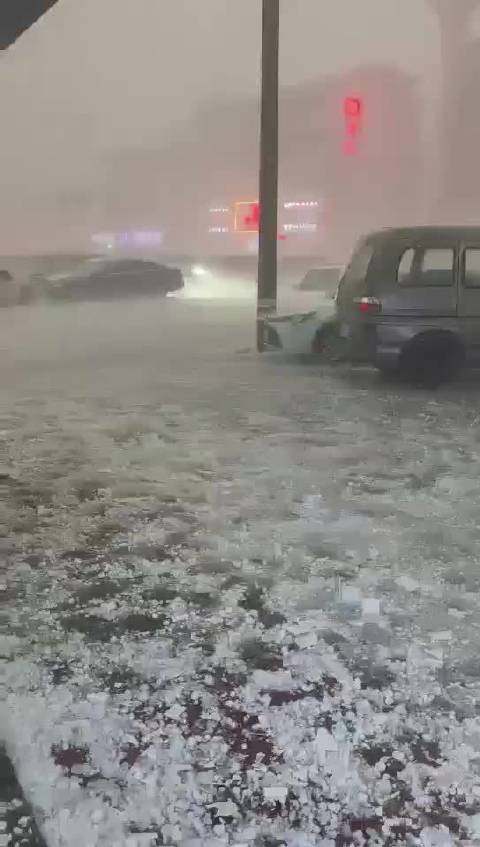 浙江义乌雷雨大风四起也下起了冰雹大家不要在户外逗留注意安全