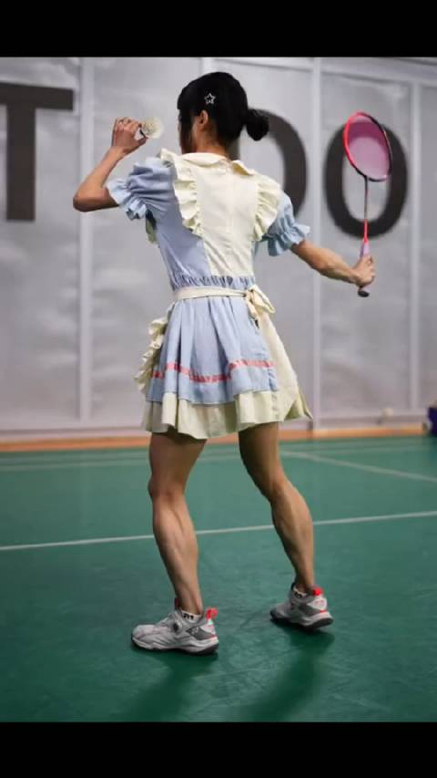 妹子这两条大腿简直就是视频拼接才有的效果魔鬼的大腿天使的脸庞